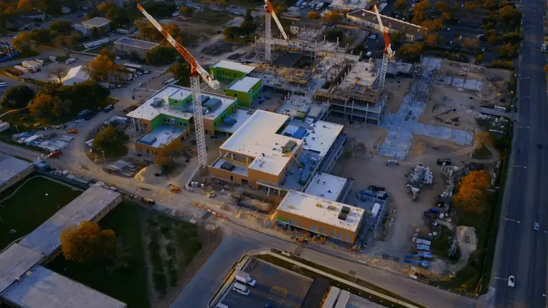 Vue aérienne d’un chantier au coucher du soleil